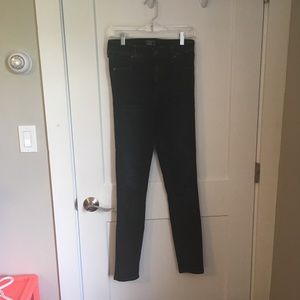 High-waisted jeans